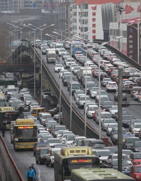 Masas Vehículos Mueven Lentamente Una Carretera Atasco Tráfico Durante Las — Foto de Stock