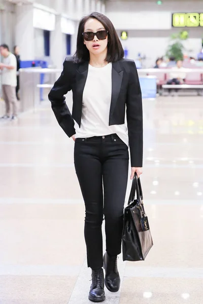 Китайская Певица Актриса Виктория Сонг Цянь Изображена Международном Аэропорту Пекина — стоковое фото