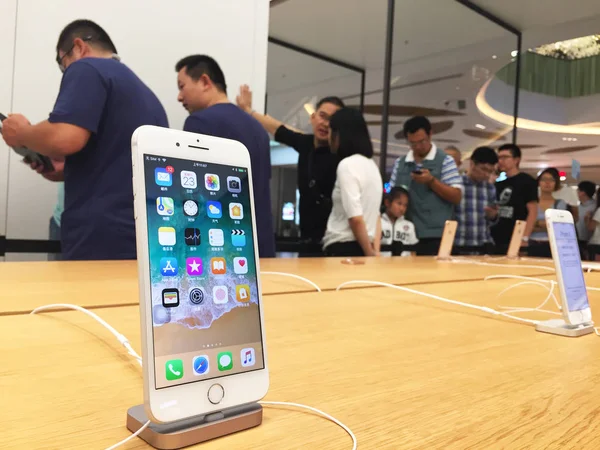 Teléfono Inteligente Iphone Muestra Una Apple Store Shanghai China Septiembre — Foto de Stock