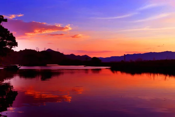 Landschap Van Kleurrijke Zonsondergang Gloed Een Meer Xiayayu Dorp Jiande — Stockfoto