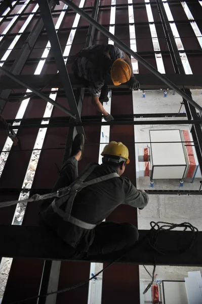 Chongqingxi 鉄道駅とも呼ばれる重慶西駅の建設現場での中国人労働者の労働は 重慶市で完了した後 中国西部で最大の鉄道駅になりました 8月31日2017 — ストック写真