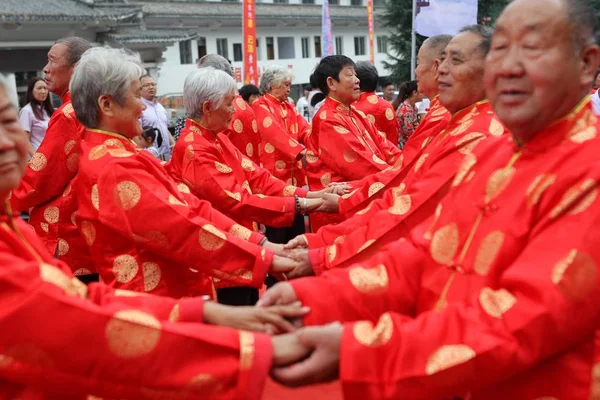 高齢のカップルは 中国のバレンタインデーとして知られている Qixi 祭の前に 彼らの黄金の結婚式を祝うために式典のイベントに参加し 中央中華人民共和国の河南省 Luoyang Laojun 8月27日2017 — ストック写真