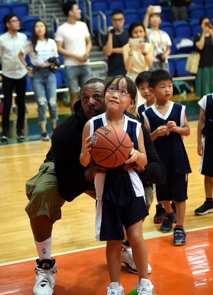 Nba Star Paul Pierce Instructs Younger Players Basketball Event Hong — Stock Photo, Image