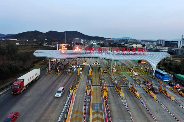 車両は高速道路の有料駅を通過し 中国東部の浙江省周山市の中国 パイロット自由貿易区に入る 2017年2月28日 — ストック写真