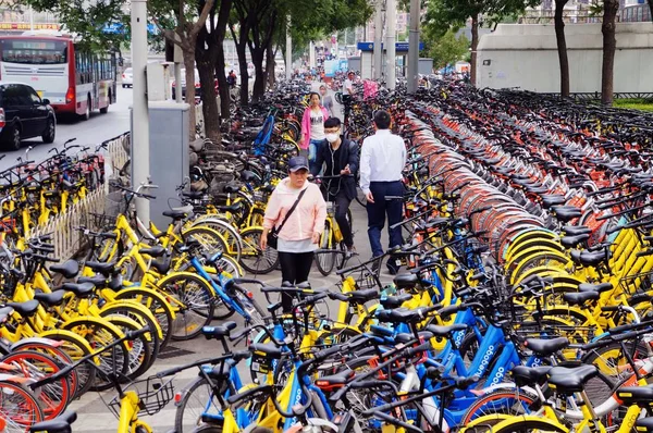 Fußgänger Gehen Durch Fahrräder Von Mobike Orange Ofo Gelb Und — Stockfoto