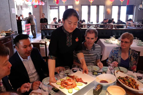 2017年8月28日 在加拿大温哥华举行的北京烤鸭的第一家海外分店 一名中国女服务员为北京烤鸭提供烤北京烤鸭 — 图库照片