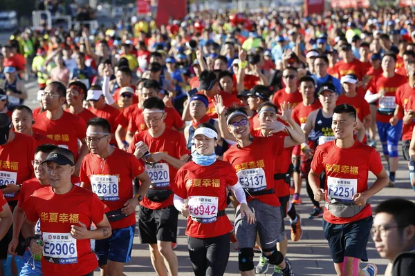 Biegaczy Wziąć Udział Maratonie Beijing Cfld 2017 Placu Tiananmen Parku — Zdjęcie stockowe