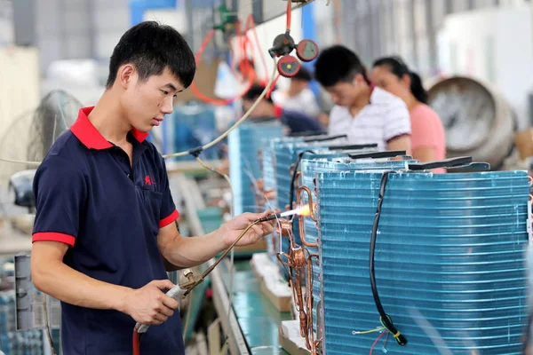 中国の労働者が 2017 安徽省遂渓県 東中国の工場での組立ラインでエアコンを組み立てる — ストック写真