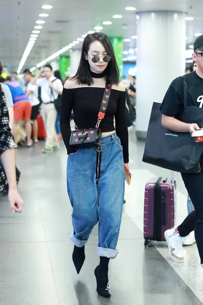 Chanteuse Actrice Chinoise Victoria Song Song Qian Est Photographiée Aéroport — Photo