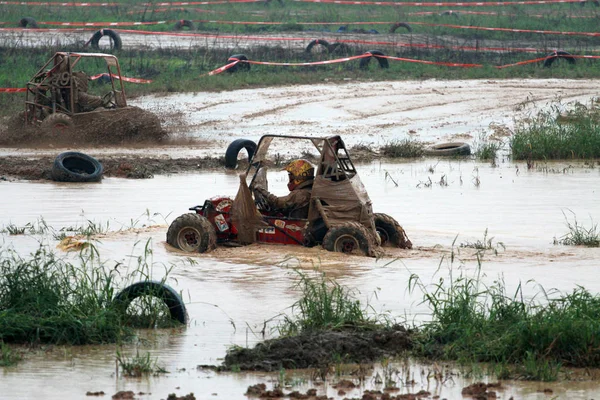 参加者は 2017年9月2日 中国中部の湖北省西陽市で2017年バハ チャイナに参加する中 泥に対して車を操縦する — ストック写真