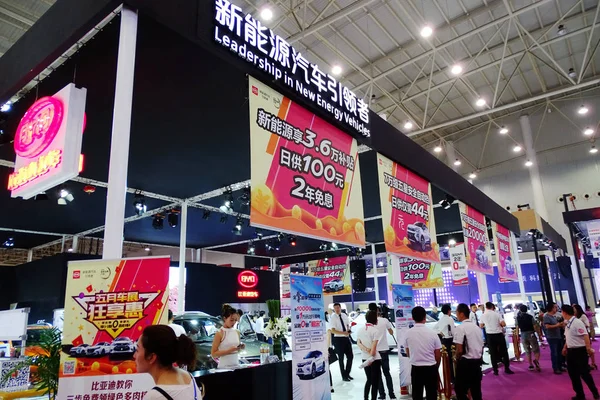 Visitantes Lotam Estande Byd Durante Uma Exposição Automóveis Cidade Wuhan — Fotografia de Stock