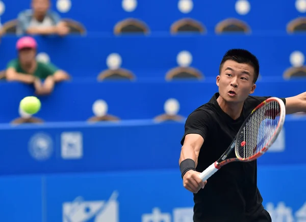 中国の呉 Sep 中国南西部の四川省成都市の四川国際テニス センターで 2017年成都オープン テニス トーナメント中にショットをアメリカのテイラー フリッツに男子シングルスの彼らの最初のラウンドの試合で返します — ストック写真