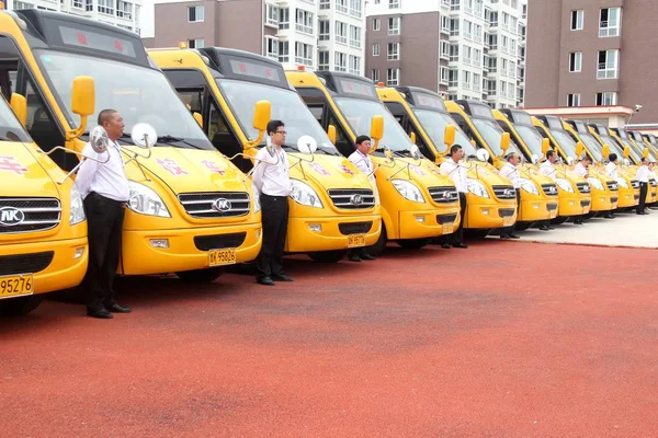 Trabalhadores Chineses São Vistos Depois Verificar Ônibus Escolares Amarelos Antes — Fotografia de Stock