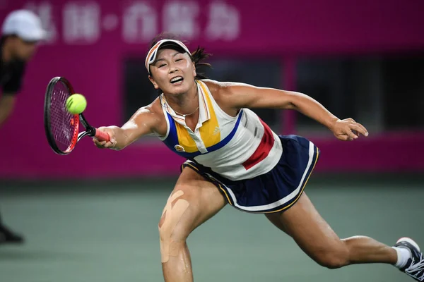 Peng Shuai Della Cina Torna Colpo Ons Jabeur Della Tunisia — Foto Stock