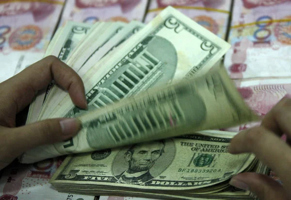 Kinesisk Kontorist Räknar Dollar Sedlar Över Rmb Renminbi Yuan Räkningar — Stockfoto