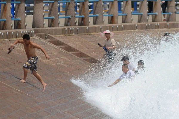 Turister Avbildas Som Vågor Från Tidvattens Borrning Orsakad Typhoon Haitang — Stockfoto