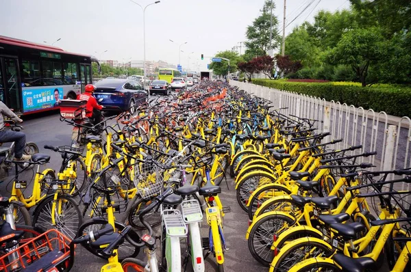 Ποδήλατα Από Mobike Πορτοκαλί Άλας Κίτρινο Και Άλλες Κινεζικές Υπηρεσίες — Φωτογραφία Αρχείου