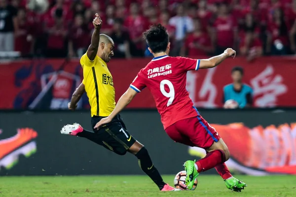 Brasilianska Fotbollsspelare Alan Carvalho Till Vänster Guangzhou Evergrande Taobao Förbereder — Stockfoto