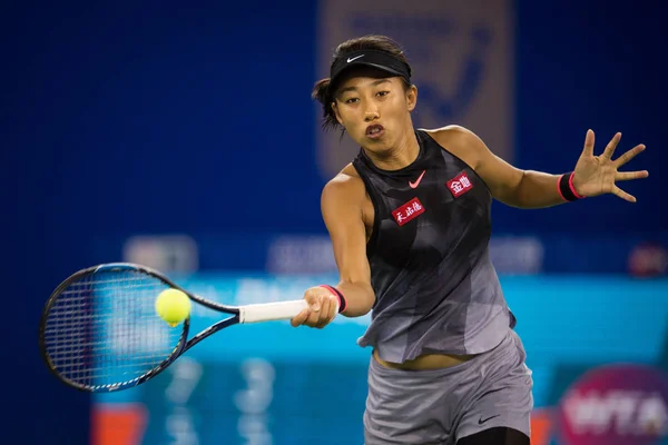 Zhang Shuai Chin Zwraca Strzał Donna Vekic Chorwacji Ich Pierwszym — Zdjęcie stockowe