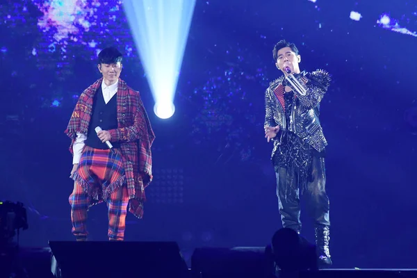 台湾歌手周杰伦 和新加坡歌手林俊杰于2017年9月29日在台湾台北举行的 2017年 世界巡回演唱会上表演周杰伦 和新加坡歌手林俊杰 — 图库照片