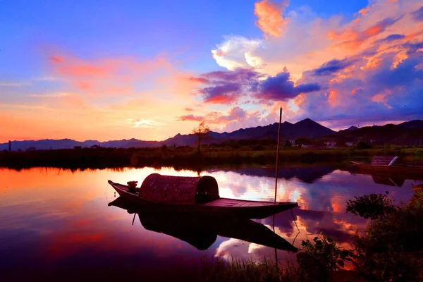 Landschap Van Kleurrijke Zonsondergang Gloed Een Meer Xiayayu Dorp Jiande — Stockfoto