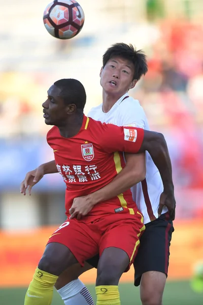 Futbolista Nigeriano Odion Ighalo Izquierda Changchun Yatai Patea Pelota Para —  Fotos de Stock