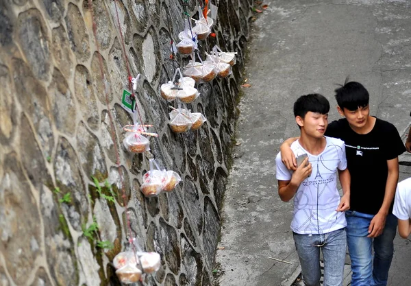 Diákok Séta Múlt Étkezés Dobozok Lógott Kötelek Elejtette Élelmiszer Kereskedők — Stock Fotó