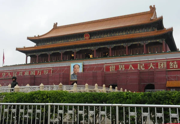 Kínai Félkatonai Rendőr Áll Előtt Tiananmen Rostrum Felújított Közelgő Nemzeti — Stock Fotó