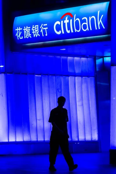 Een Voetganger Wandelingen Langs Een Uier Bord Van Citibank Van — Stockfoto