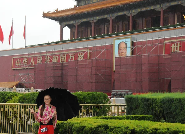 Tourist Poses Photos Front Tian Anmen Rostrum Renovated Upcoming National — стоковое фото