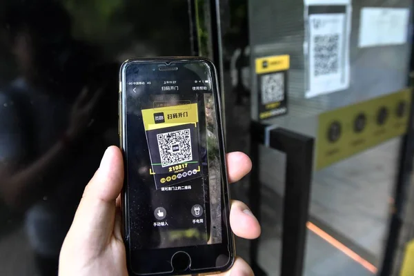 Local Resident Scans Code Self Service Fitness Room Booking App — Stock Photo, Image