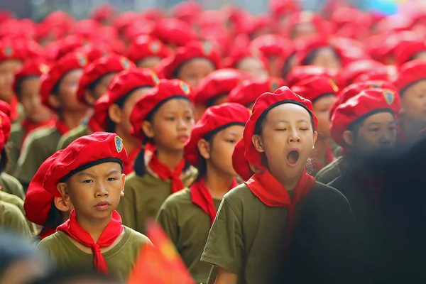 彼は他の学生 2017 日中国南部の広西チワン族自治区南寧市で小学校で新学期の国旗掲揚の儀式に出席するよう若い学生のあくび — ストック写真