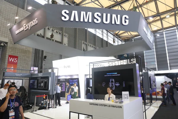 Pessoas Visitam Estande Samsung Durante Mobile World Congress 2017 Mwc — Fotografia de Stock