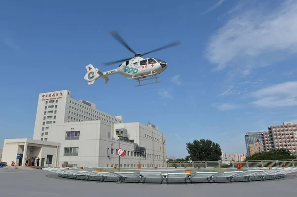 Спасательный Вертолет Взлетает Перрона Китайско Японской Больнице Дружбы Пекине Китай — стоковое фото