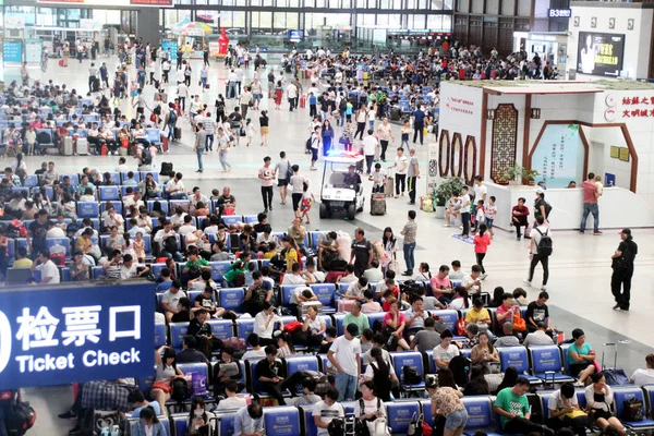 Soubor Čínské Cestující Čekat Vlaky Nádraží Čou Během Letního Období — Stock fotografie