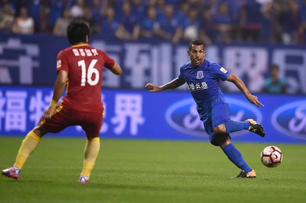 Argentinský Fotbalista Carlos Tevez Vpravo Shanghai Shenhua Grónsko Vykopne Míč — Stock fotografie