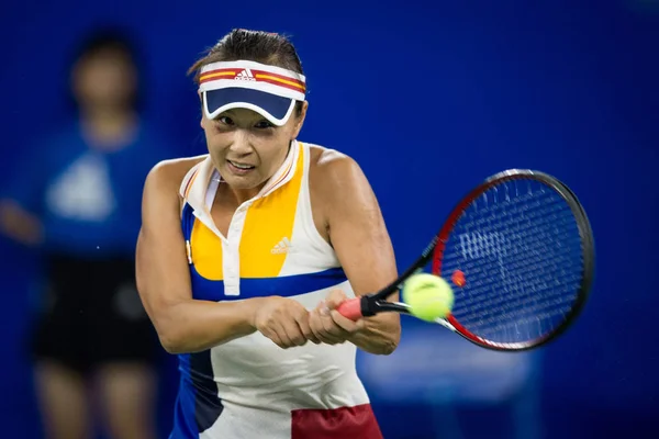 中国の鵬元帥を返しますショット チェコのペトラ Kvitova に女子シングルスの彼らの最初のラウンドの試合で 2017 日中国中央部の湖北省武漢市の Wta 武漢オープン 2017 テニスのトーナメント中に — ストック写真