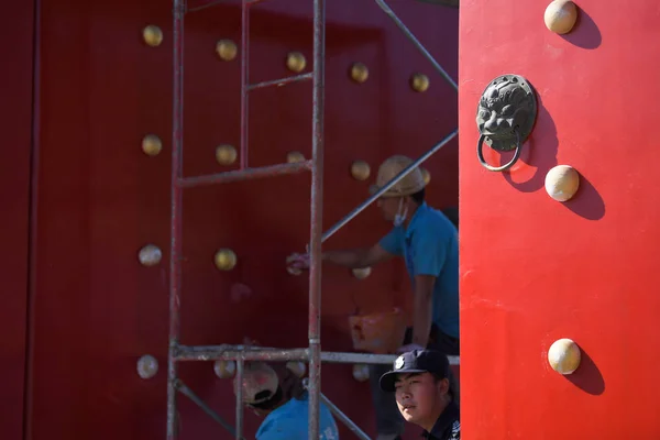 Trabajadores Chinos Restauran Puerta Del Palacio Mukden También Conocido Como —  Fotos de Stock