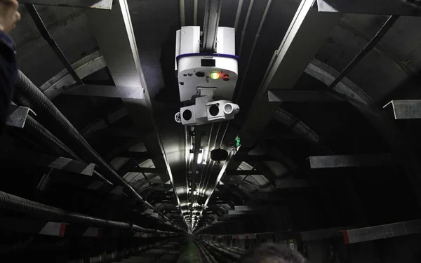 Chytrý Robot Provádí Reálném Čase Sledování Podmínek Podzemním Tunelu Během — Stock fotografie