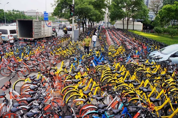 Los Peatones Caminan Través Bicicletas Desde Mobike Naranja Ofo Amarillo —  Fotos de Stock