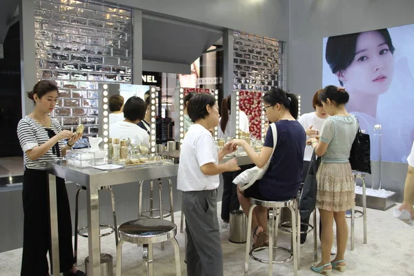 2017年8月2日 上海の人民広場で韓国のスキンケア 化粧品ブランド Whooの歴史 のポップアップ小売店で買い物をする — ストック写真