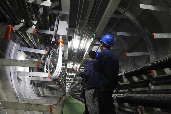 Robô Inteligente Realiza Monitoramento Tempo Real Das Condições Túnel Subterrâneo — Fotografia de Stock