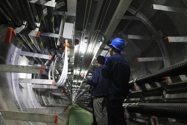 Smart Robot Genomför Real Tids Övervakning Förhållandena Underjordisk Tunnel Ett — Stockfoto