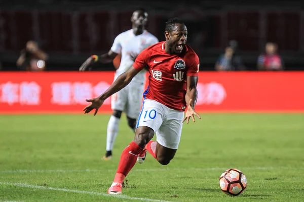 Camarões Jogador Futebol Christian Bassogog Henan Jianye Chuta Bola Para — Fotografia de Stock