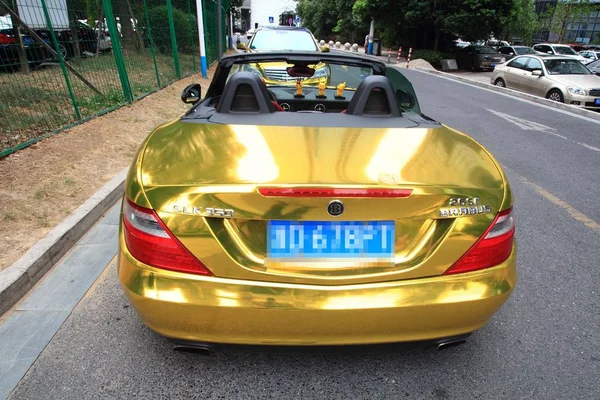 Ένα Χρυσό Αυτοκίνητο Του Μπράκ Slk 350 Είναι Παρκαρισμένο Μπροστά — Φωτογραφία Αρχείου