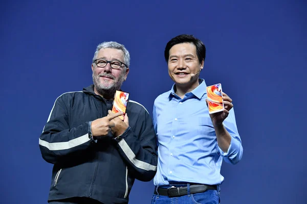 Der Französische Designer Philippe Starck Links Und Lei Jun Chairman — Stockfoto