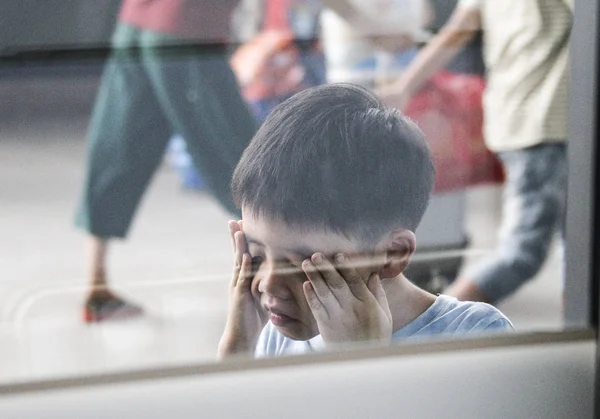 2017年8月25日 在中国东南部福建省泉州市泉州火车站 一名留守儿童与母亲分离后流下了眼泪 — 图库照片