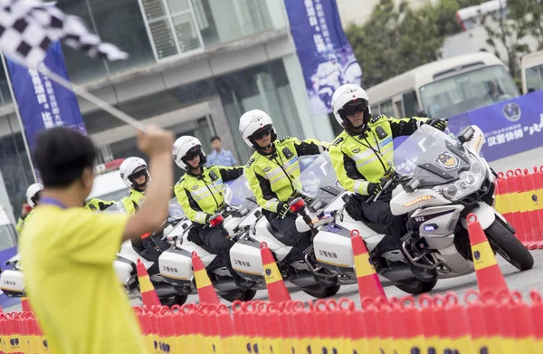 2017 日中国中央部の湖北省武漢市の広場でのオートバイの競争に参加する警察官 — ストック写真