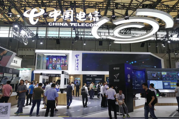 Persone Visitano Stand China Telecom Durante Mobile World Congress 2017 — Foto Stock
