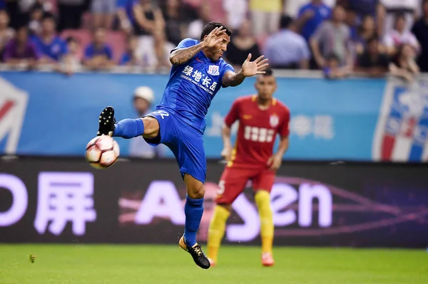 Argentinsk Fotbollsspelare Carlos Tevez Shanghai Grönland Shenhua Sparkar Bollen Att — Stockfoto